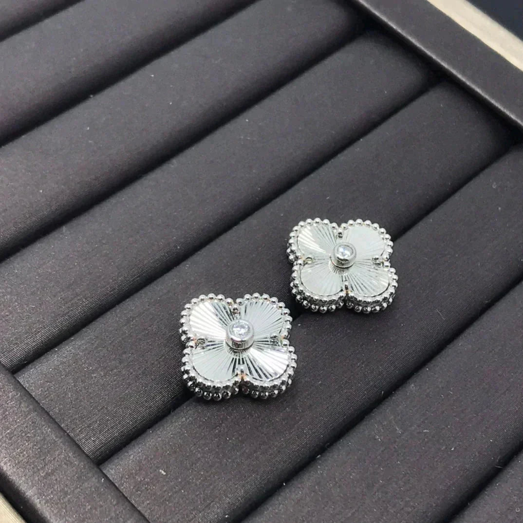 [Mystic Crown]CLOVER MINI 9.5MM LASER EARRINGS