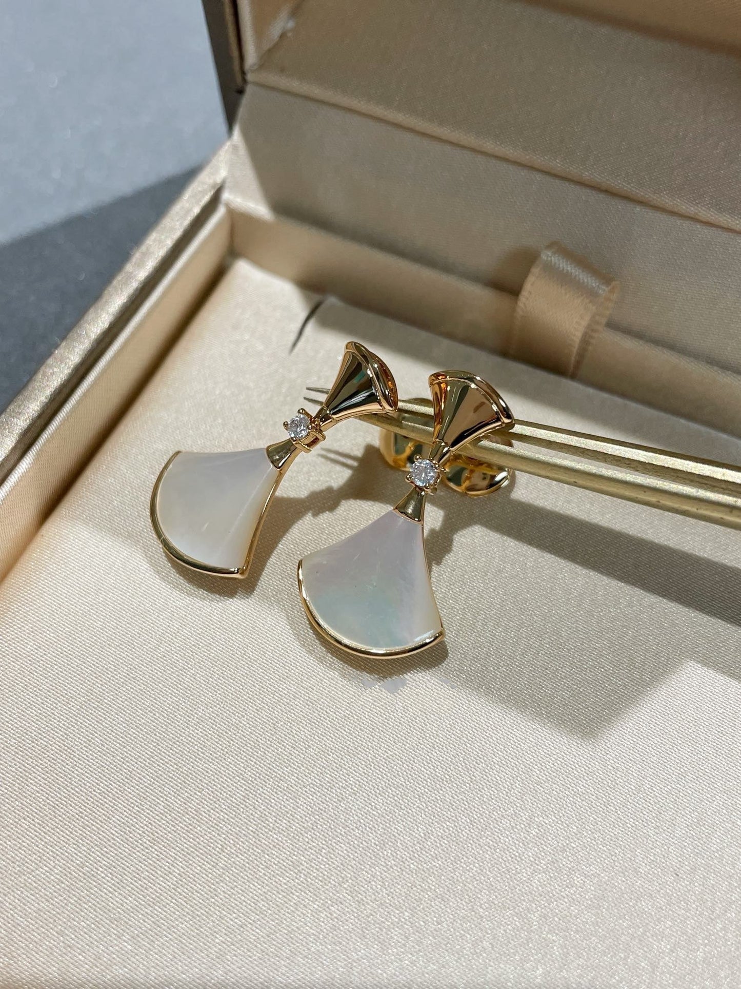 [Mystic Crown]DREAM MOP 1 DIAMOND EARRINGS