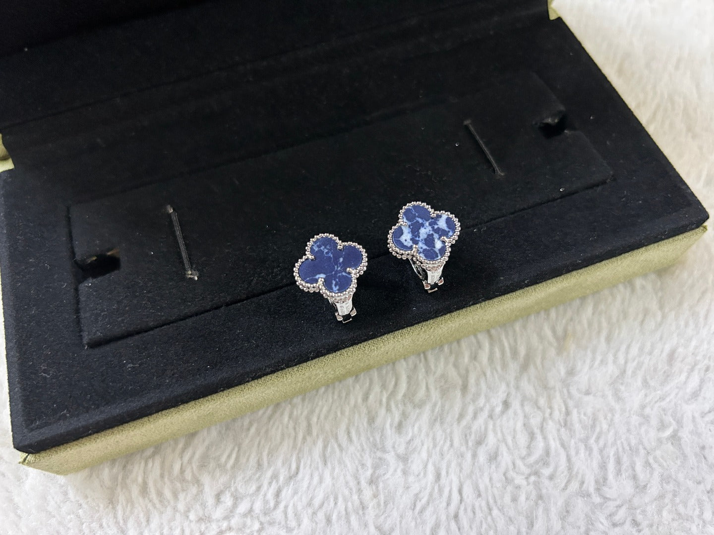 [Mystic Crown]CLOVER PIETERSITE MEDIUM STUD EARRINGS