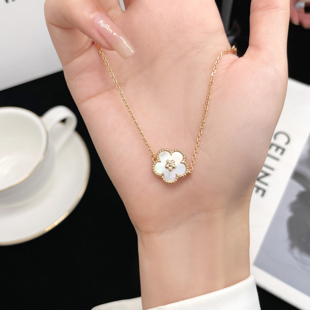 [Mystic Crown]LUCKY  WHITE MOP  PLUM BLOSSOM NECKLACE
