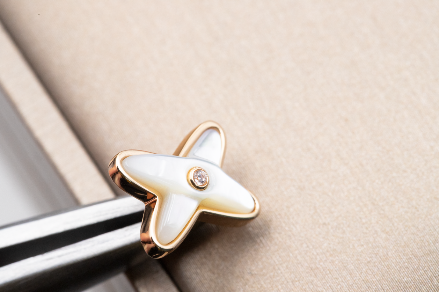 [Mystic Crown]JEUX DE WHITE MOP PINK GOLD DIAMOND EARRINGS