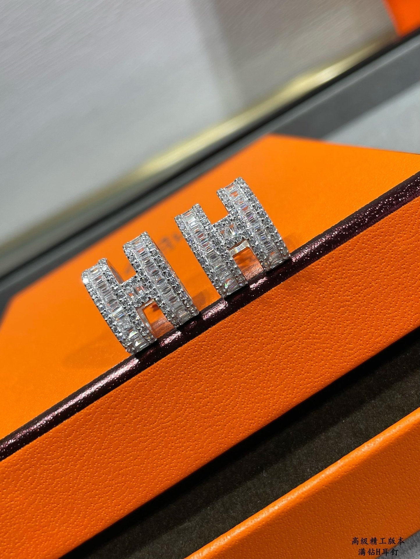 [Mystic Crown]H STUD EARRINGS WITH SILVER DIAMONDS
